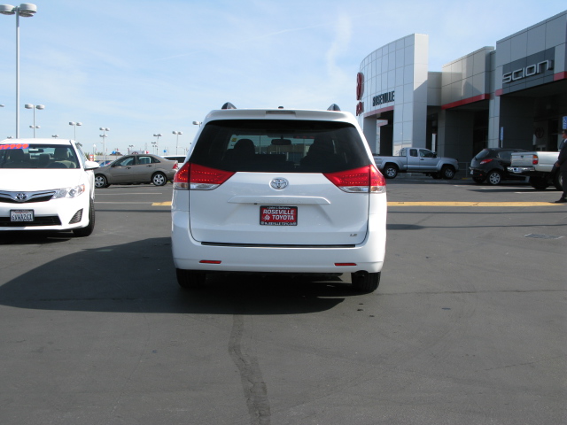 Toyota Sienna 2012 photo 2