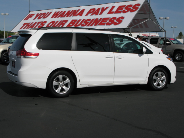 Toyota Sienna 2012 photo 3