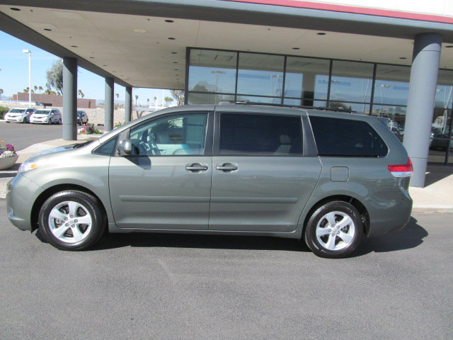 Toyota Sienna 2012 photo 2