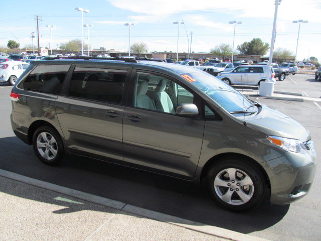 Toyota Sienna 2012 photo 3