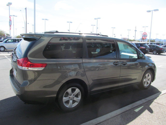 Toyota Sienna 2012 photo 4