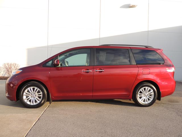 Toyota Sienna 2012 photo 2
