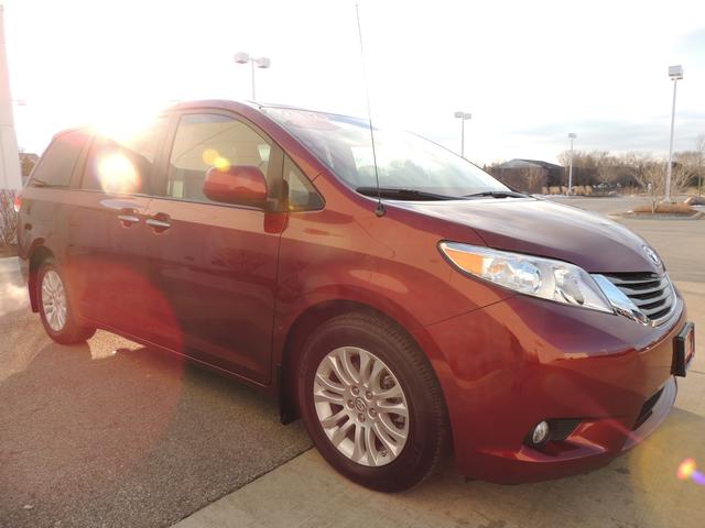 Toyota Sienna 2012 photo 3