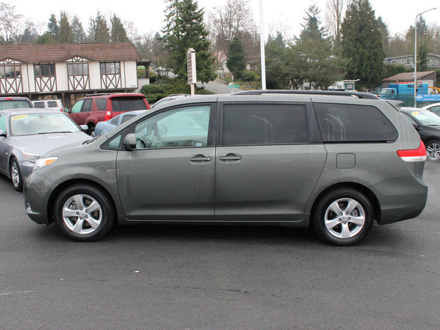 Toyota Sienna 2012 photo 2