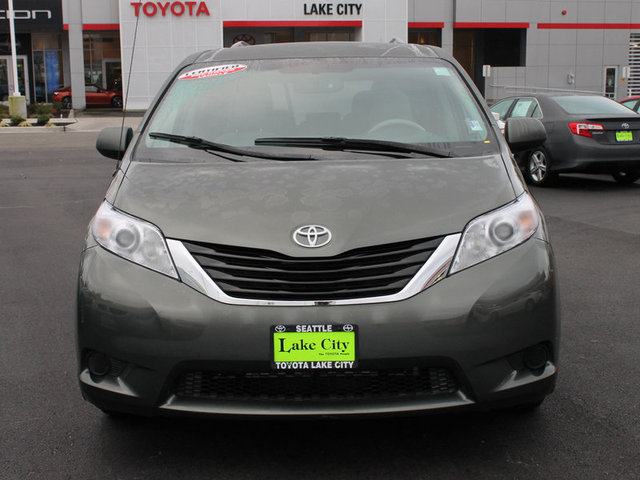 Toyota Sienna 2012 photo 4