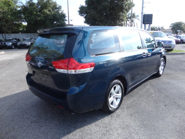 Toyota Sienna 2012 photo 1
