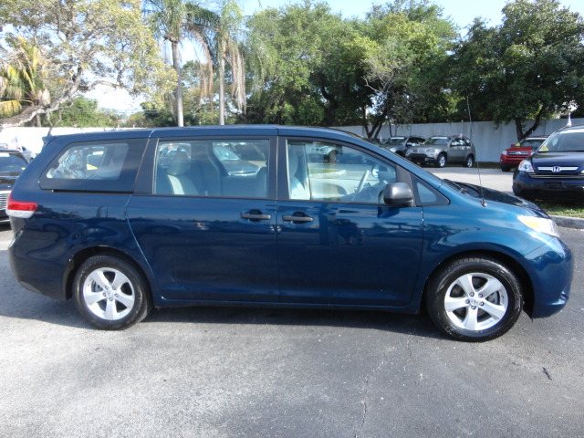Toyota Sienna 2012 photo 2