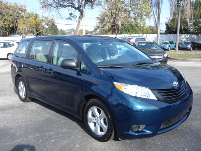 Toyota Sienna 2012 photo 3