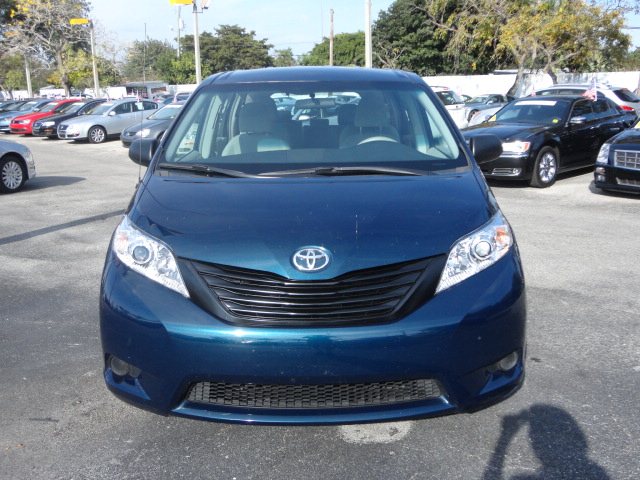 Toyota Sienna 2012 photo 4
