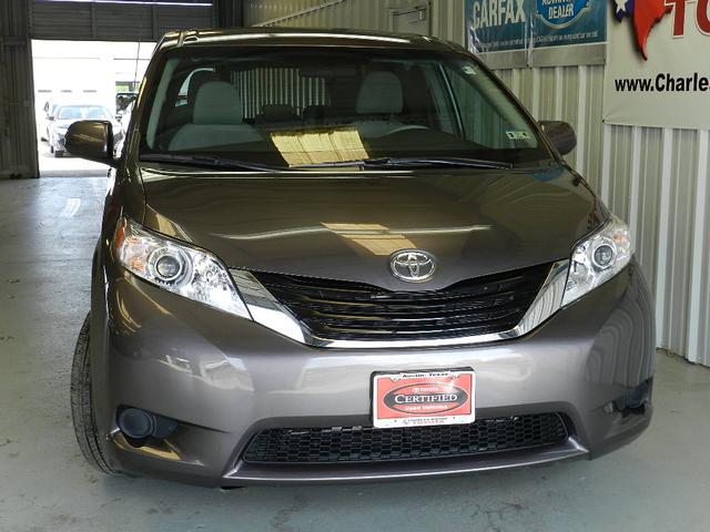 Toyota Sienna 2012 photo 2