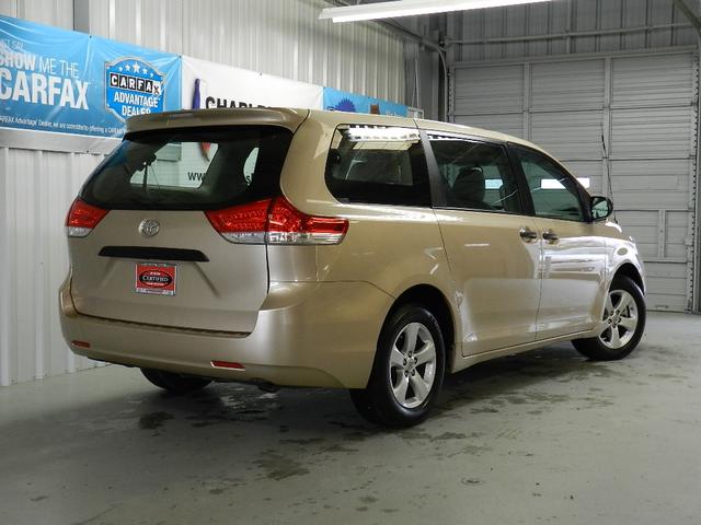 Toyota Sienna 2012 photo 2