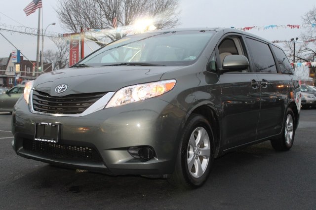Toyota Sienna 2012 photo 1