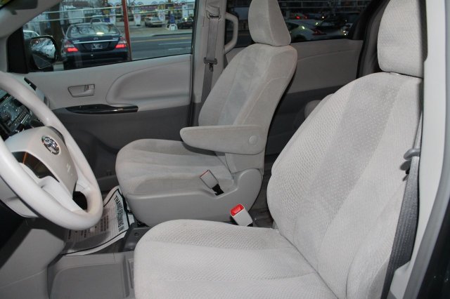 Toyota Sienna 2012 photo 5