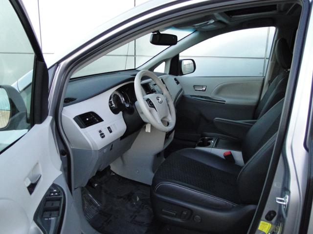 Toyota Sienna 2012 photo 5