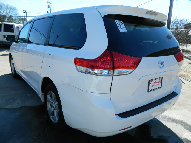 Toyota Sienna 2012 photo 2