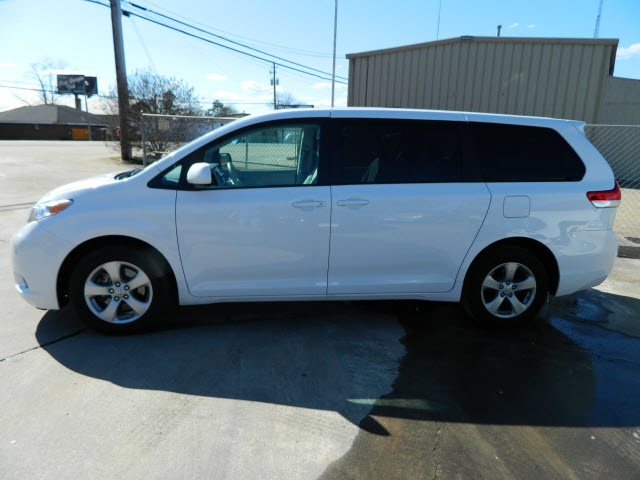 Toyota Sienna 2012 photo 4