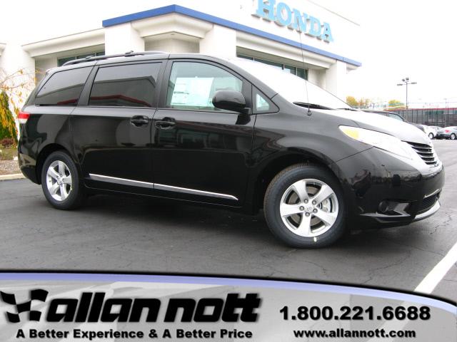 Toyota Sienna REG CAB Sportside 117.5 WB MiniVan