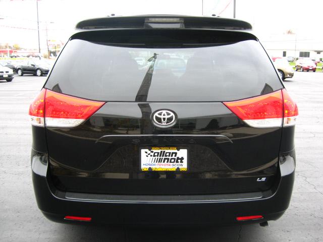 Toyota Sienna 2012 photo 2