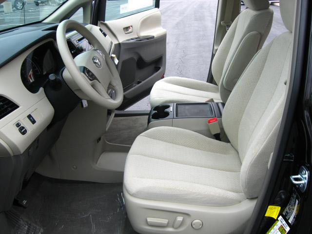 Toyota Sienna 2012 photo 3