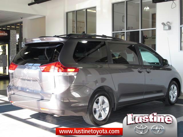 Toyota Sienna 2012 photo 4