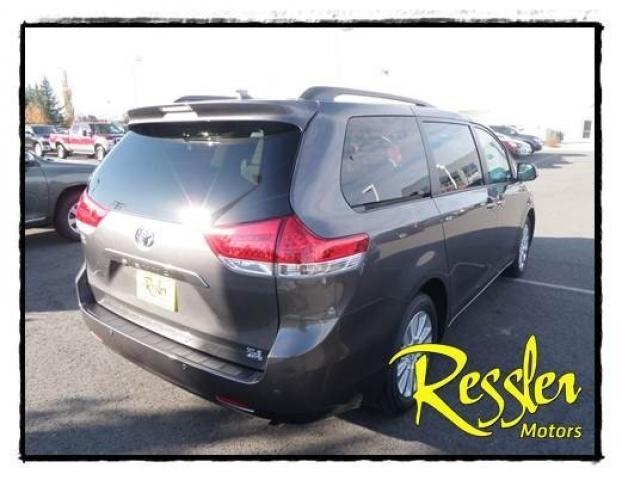 Toyota Sienna 2012 photo 2