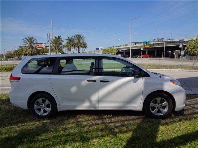Toyota Sienna 2012 photo 2