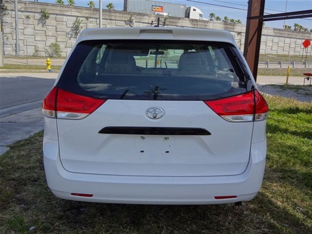 Toyota Sienna 2012 photo 3
