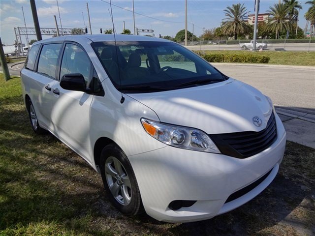 Toyota Sienna 2012 photo 4
