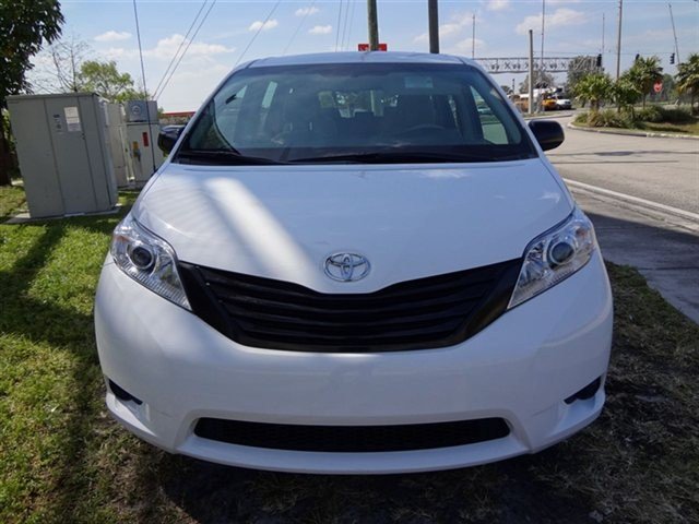 Toyota Sienna 2012 photo 5