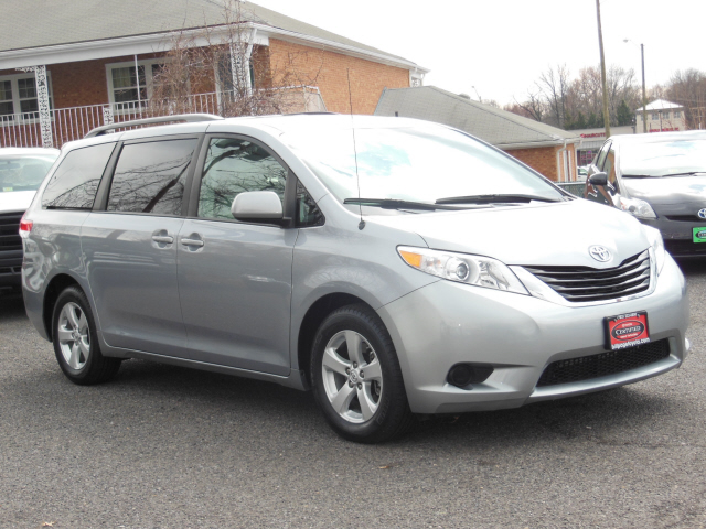 Toyota Sienna 2012 photo 2