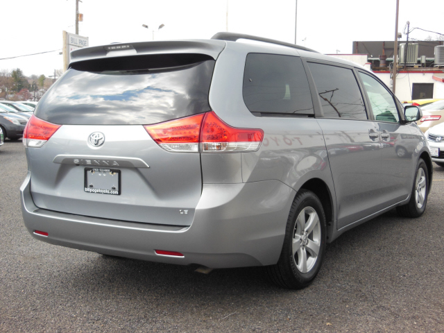 Toyota Sienna 2012 photo 3
