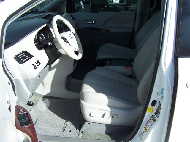 Toyota Sienna 2012 photo 2