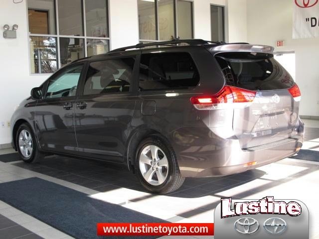 Toyota Sienna 2012 photo 3
