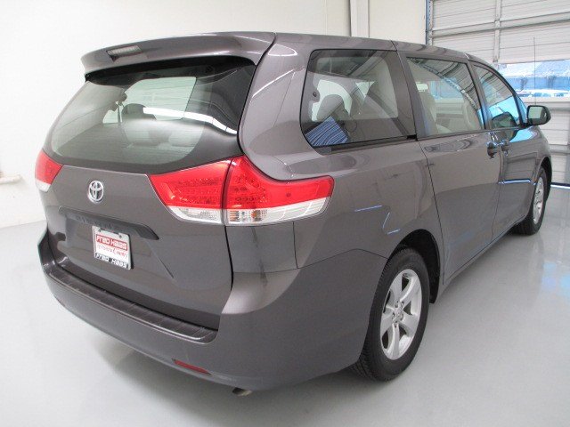 Toyota Sienna 2012 photo 3