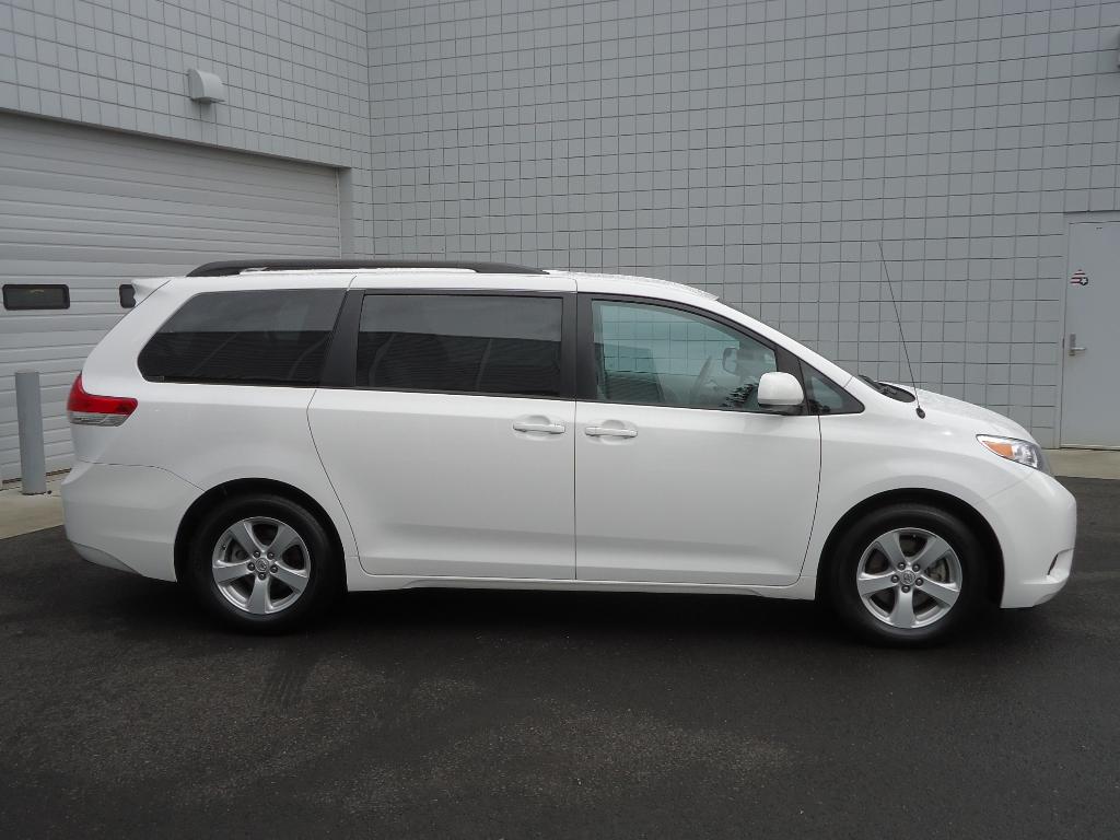 Toyota Sienna 2012 photo 1