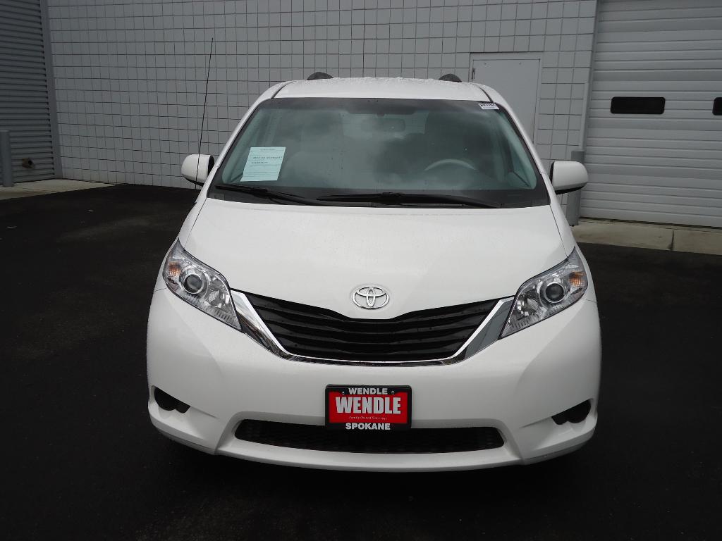 Toyota Sienna 2012 photo 2