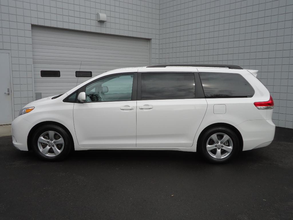 Toyota Sienna 2012 photo 3