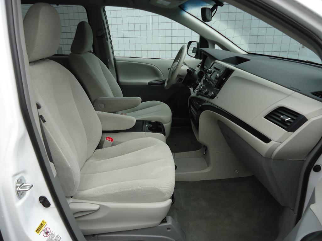 Toyota Sienna 2012 photo 4