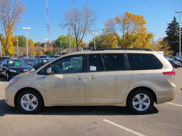 Toyota Sienna 2012 photo 2