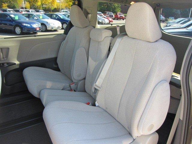 Toyota Sienna 2012 photo 3