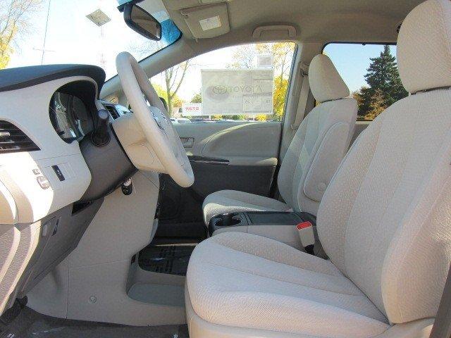 Toyota Sienna 2012 photo 5
