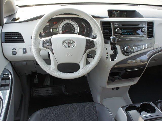 Toyota Sienna 2012 photo 3