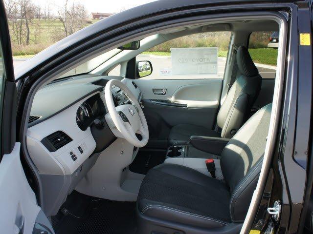 Toyota Sienna 2012 photo 4