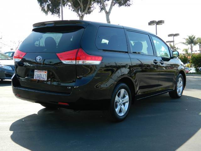Toyota Sienna 2012 photo 4