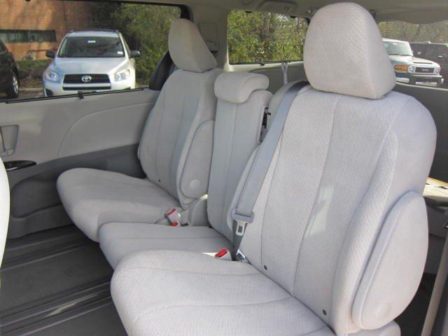 Toyota Sienna 2012 photo 3