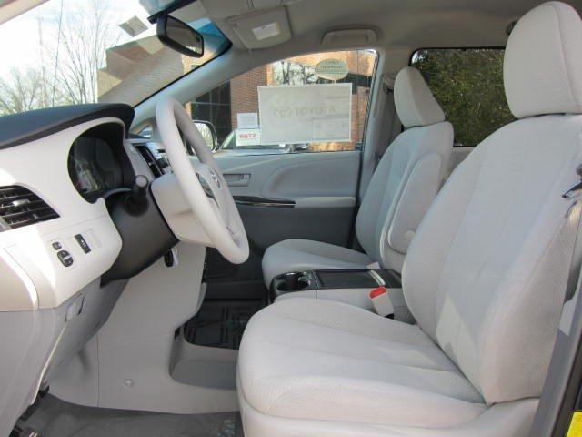 Toyota Sienna 2012 photo 5