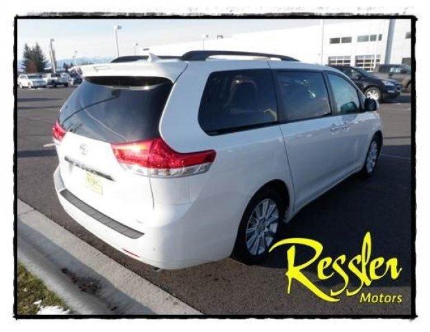 Toyota Sienna 2012 photo 2