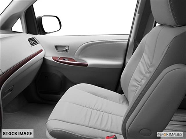 Toyota Sienna 2012 photo 1