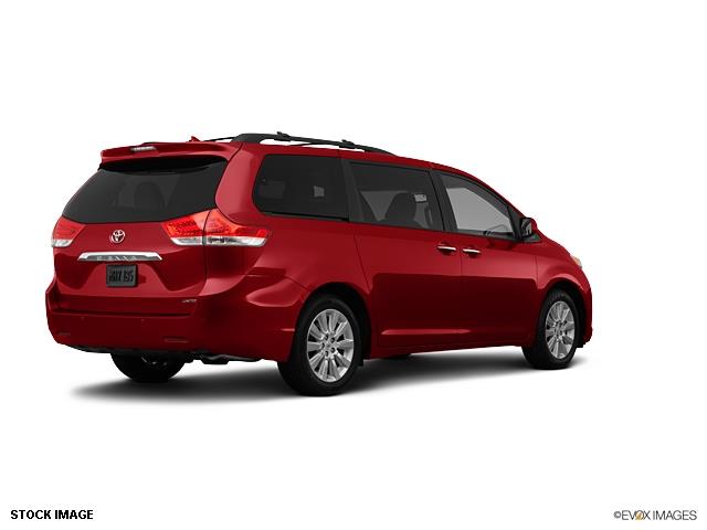 Toyota Sienna 2012 photo 2