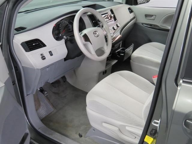 Toyota Sienna 2012 photo 5